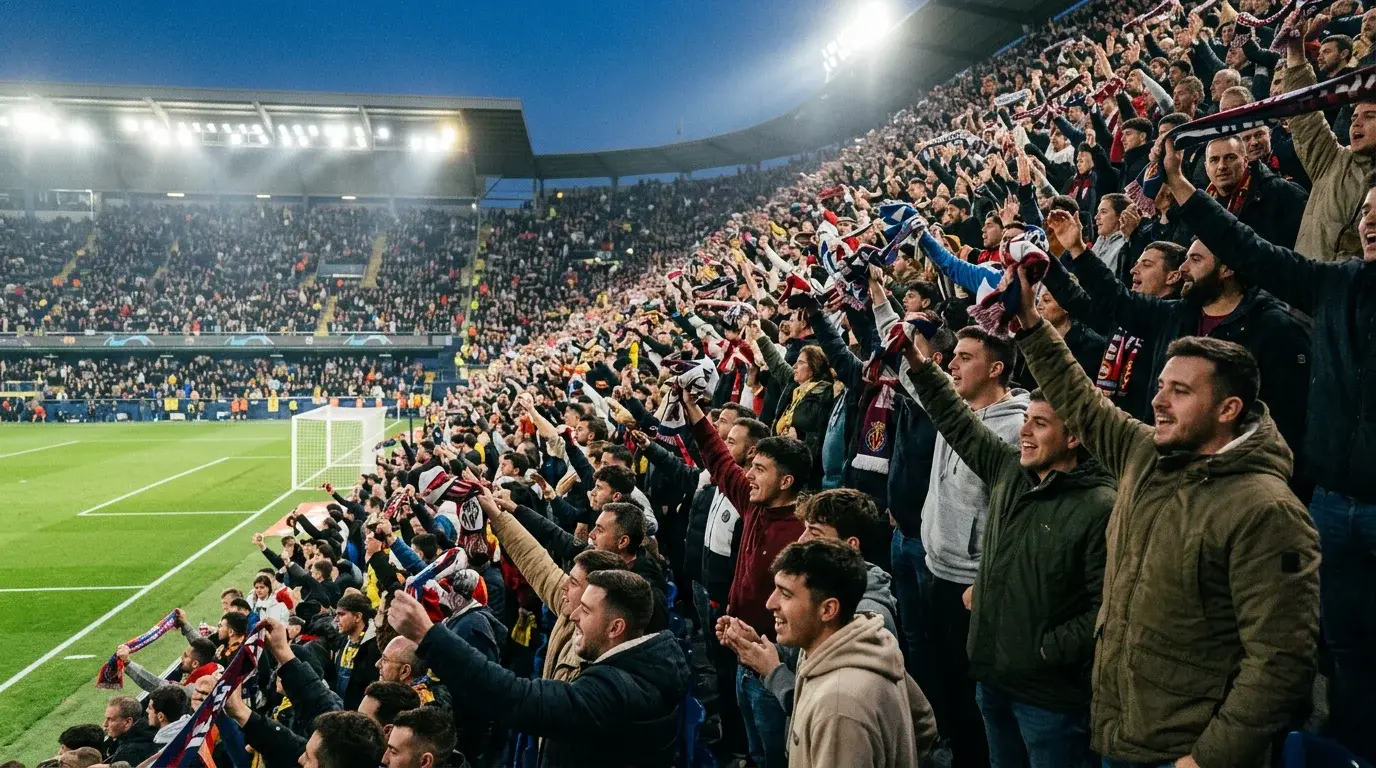 Estadio de fútbol de Primera División con tribunas llenas de aficionados siguiendo el partido en directo